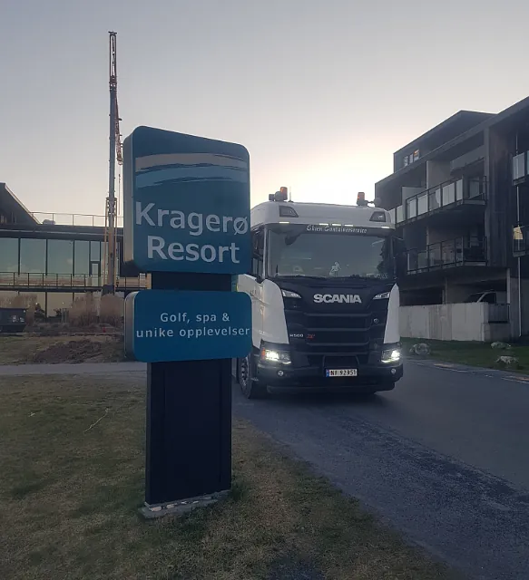 Skilt Kragerø resort og hvit lastebil i bakgrunn