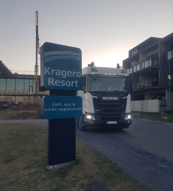 Skilt Kragerø resort og hvit lastebil i bakgrunn