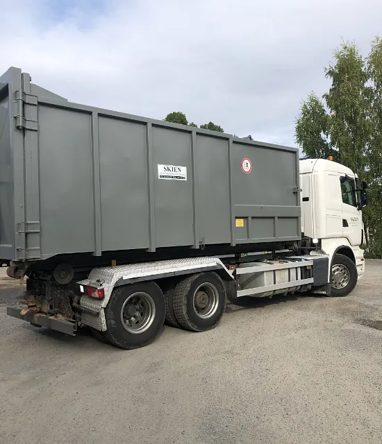 Lastebil med stor container